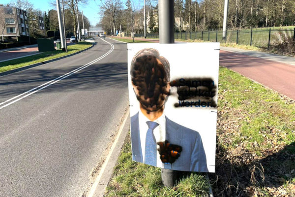 Ook verkiezingsborden in Velp beklad Foto: Martin Slijper