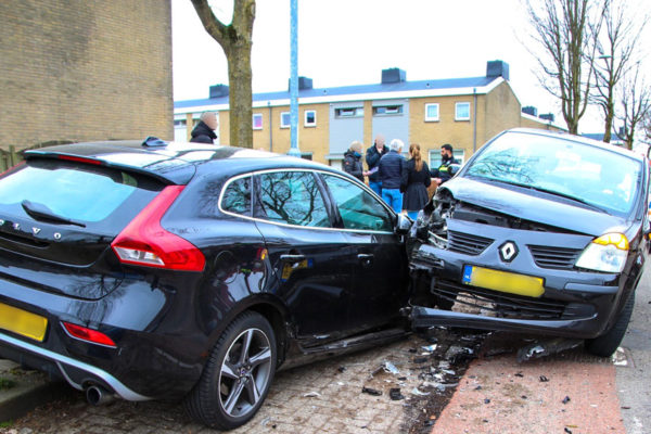 Automobilist klapt op geparkeerde auto Rheden Foto: Studio Rheden