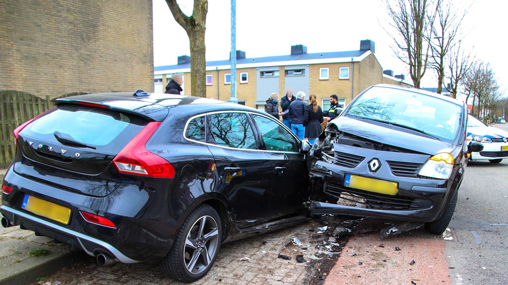 Automobilist klapt op geparkeerde auto Rheden Foto: Studio Rheden