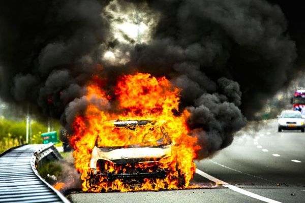 Auto brandt volledig uit op A348 bij Velp Foto: Studio Rheden