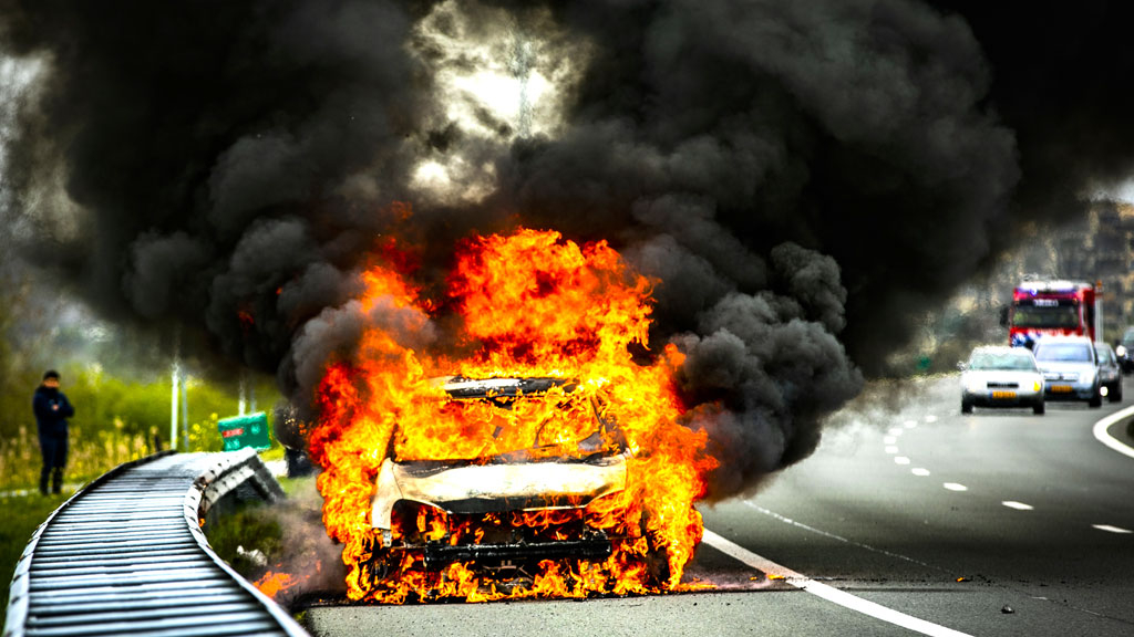 Auto brandt volledig uit op A348 bij Velp Foto: Studio Rheden
