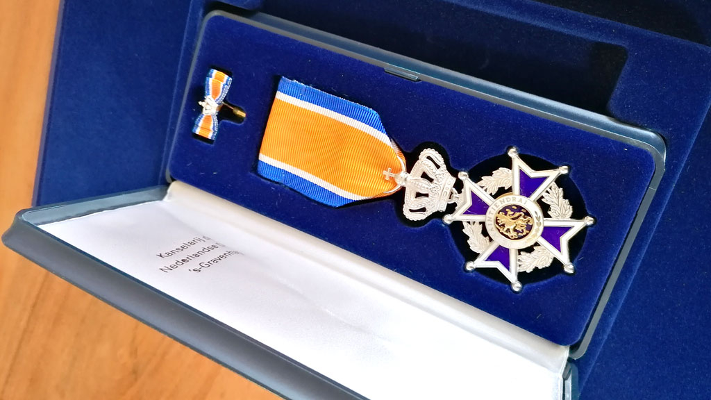 Burgemeester reikt Koninklijke onderscheiding uit Foto: Studio Rheden