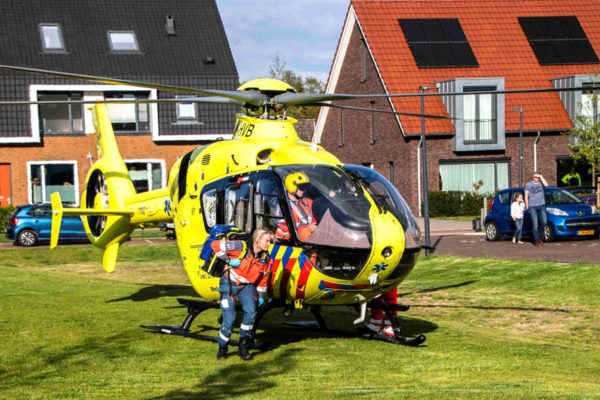 Traumahelikopter landt in Laag-Soeren voor medische incident Foto: Studio Rheden