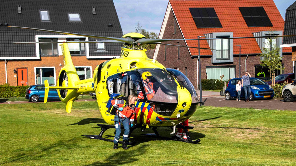 Traumahelikopter landt in Laag-Soeren voor medische incident Foto: Studio Rheden