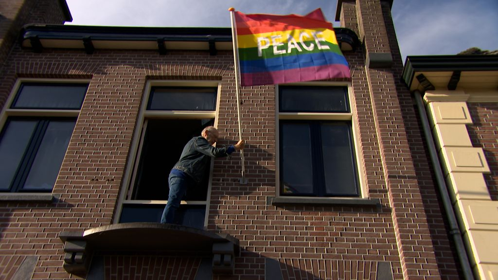waarom hangen erzoveel vredesvlagen in de Kruisstraat. Foto: Omroep Gelderland