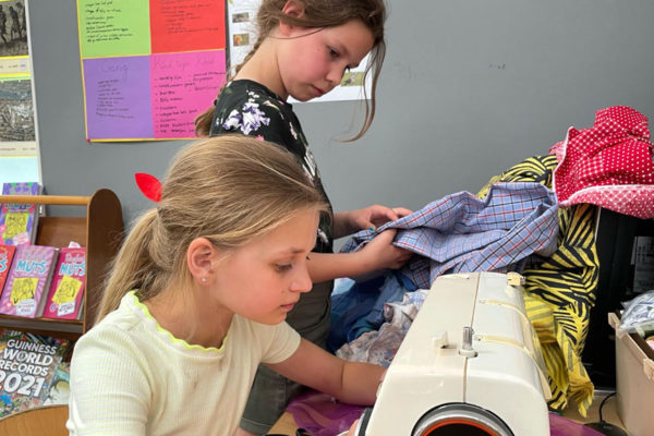 Leerlingen Anne Frankschool Ellecom starten textielrace Foto: Annemieke Dubbeldeman