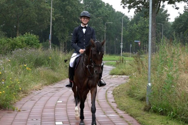 Beau haalt zijn diploma te paard op Foto: Studio Rheden