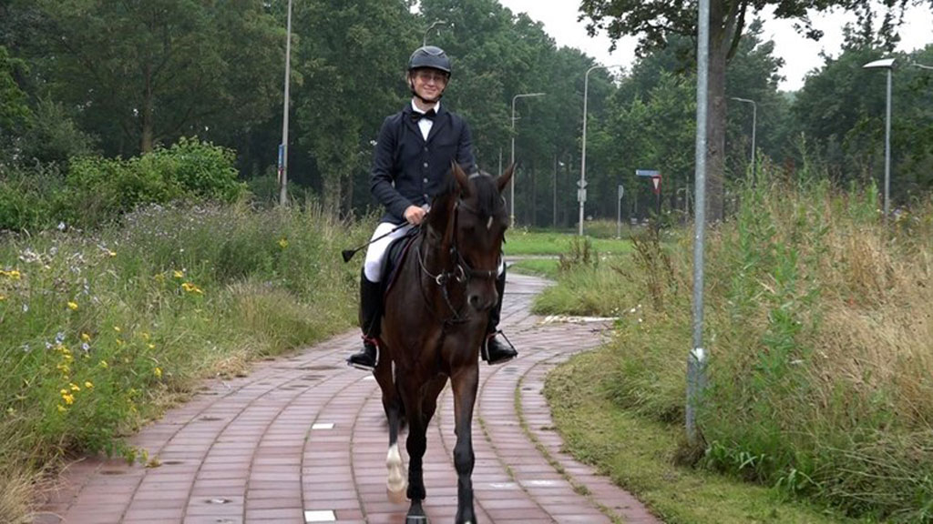 Beau haalt zijn diploma te paard op Foto: Studio Rheden