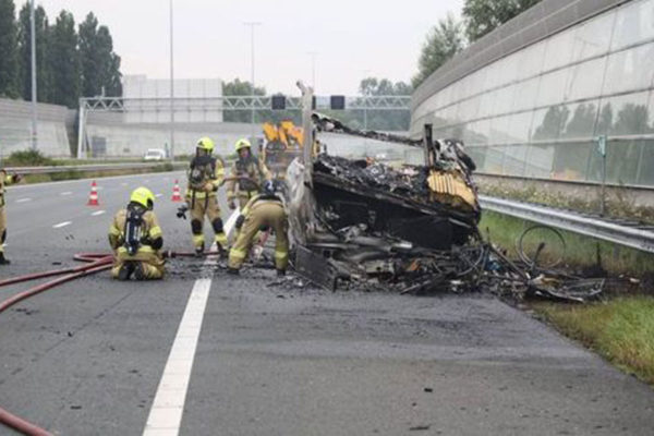 Camper in brand op A12