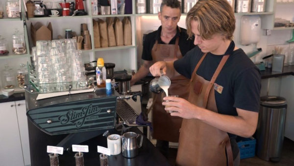 Niek als barista in Velp Foto: Omroep Gelderland