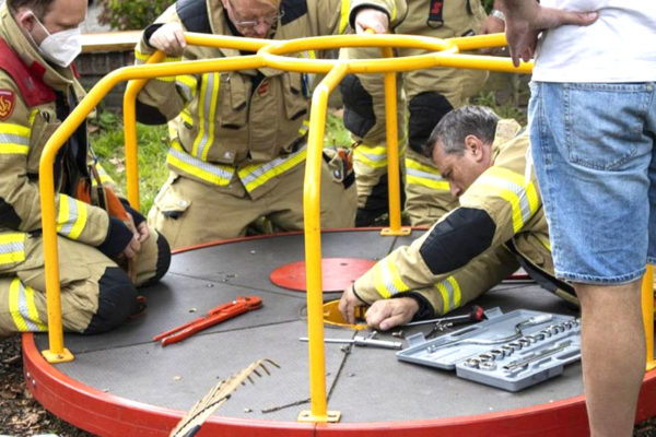 Brandweer redt cavia uit speeltoestel in Velp Foto: Studio Rheden