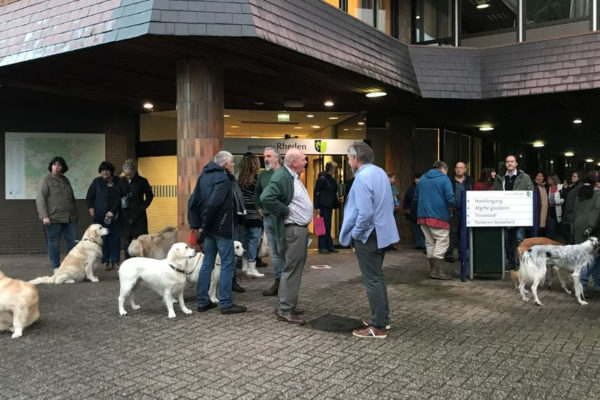 Hondeneigenaren voor het gemeentehuis in De Steeg Foto: RTV Arnhem