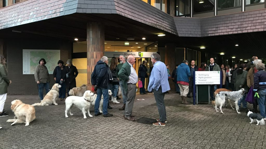 Hondeneigenaren voor het gemeentehuis in De Steeg Foto: RTV Arnhem