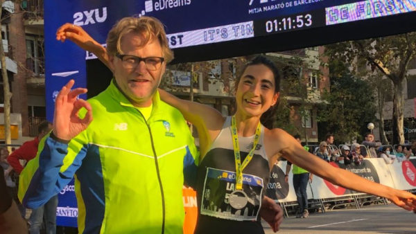 Jasmijn Lau met haar coach Honore Hoedt van Loopland Gelderland. Foto: Honore Hoedt