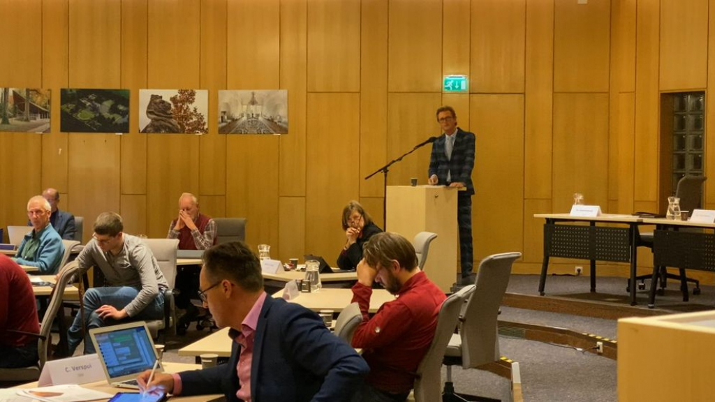 Wethouder Ronald Haverkamp tijdens de beeldvormende raadsvergadering over het masterplan Foto: RTV Arnhem