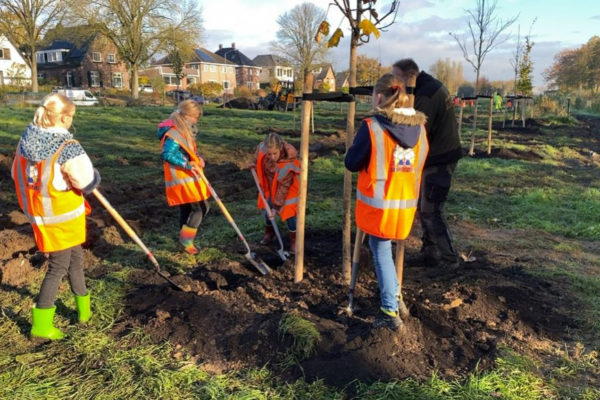 Kinderen van de Holtbanck in Rheden planten bomen tijdens Boomfeestdag Foto: RTV Arnhem