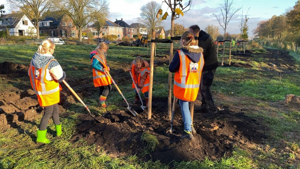 Kinderen van de Holtbanck in Rheden planten bomen tijdens Boomfeestdag Foto: RTV Arnhem