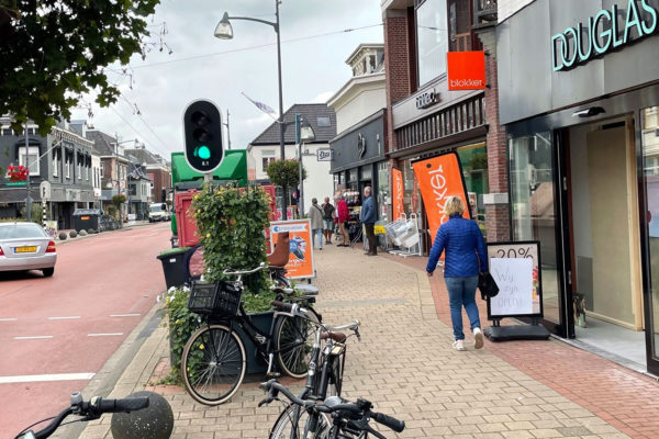 Winkeleigenaar Douglas achtervolgt dieven door winkelstraat. Foto: Martin Slijper