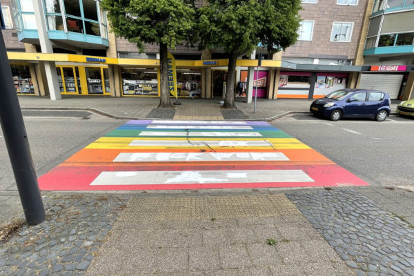 Bekladde regenboogpaden in Dieren weer schoon. Foto: Martin Slijper