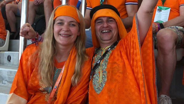 Melanie Lokate in Abu Dhabi tussen de Max-fans. Foto: Omroep Gelderland