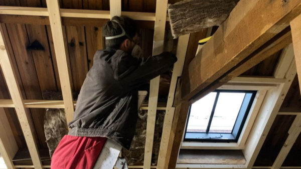 Het dak in de voormalige kleuterschool in Dieren wordt geïsoleerd Foto: RTV Connect