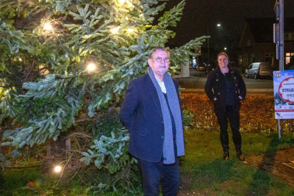 Kerstboom op het Dorpsplein weer volop in het licht Foto: Wouter Rijnbende