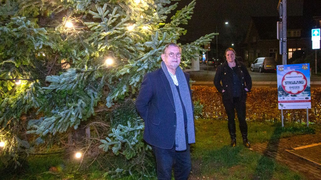Kerstboom op het Dorpsplein weer volop in het licht Foto: Wouter Rijnbende