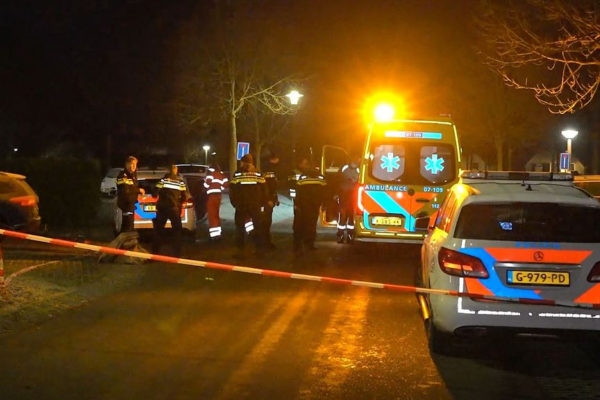 Politie en een ambulance bij het huis Foto: Omroep Gelderland