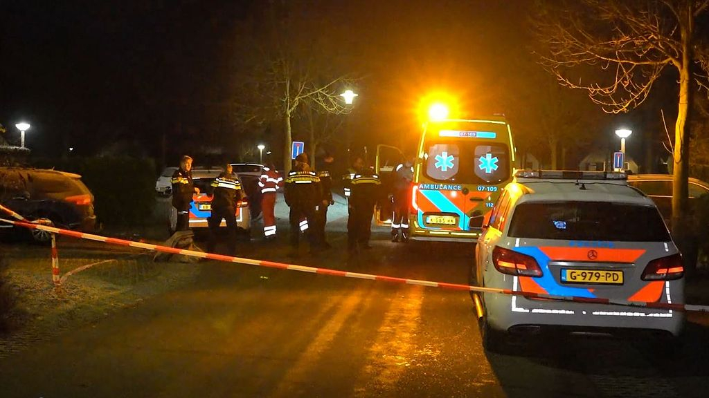 Politie en een ambulance bij het huis Foto: Omroep Gelderland