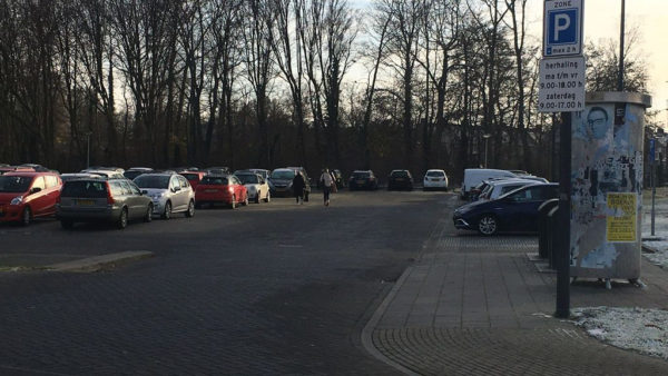 Parkeerterrein in de blauwe zone in Duiven Foto: Eelco Walraven