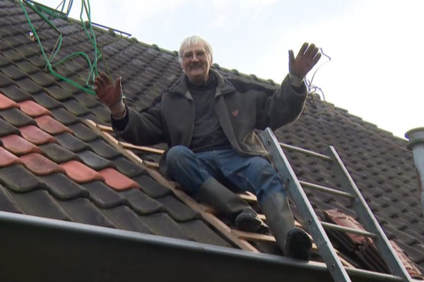 Bart Matser verlegt elk jaar de dakpannen op zijn huis in Rheden. Foto: Omroep Gelderland
