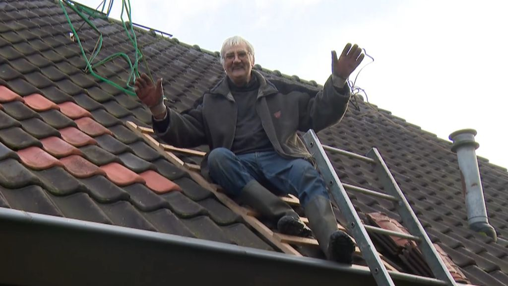 Bart Matser verlegt elk jaar de dakpannen op zijn huis in Rheden. Foto: Omroep Gelderland