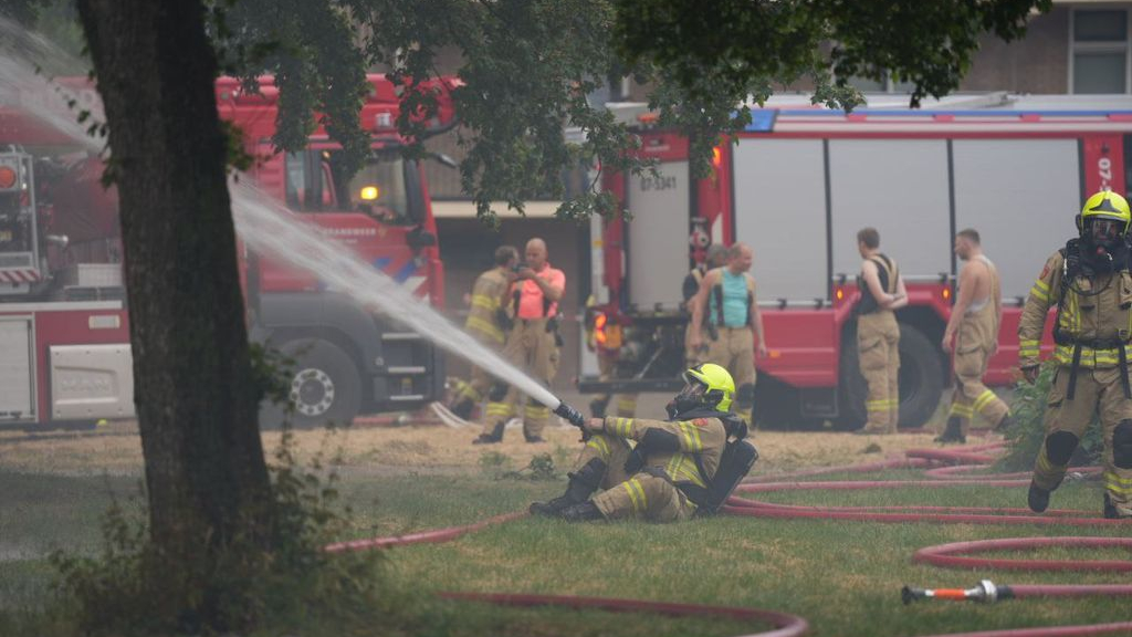 De brandweer aan het werk bij de brand in Arnhem. Foto: Persbureau Heitink
