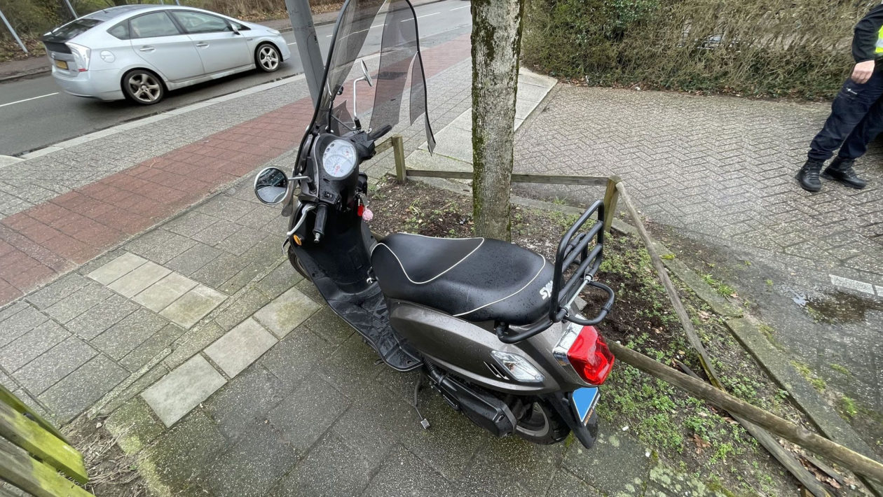 Man gewond bij aanrijding tussen scooter en auto in Velp. Foto: Studio Rheden