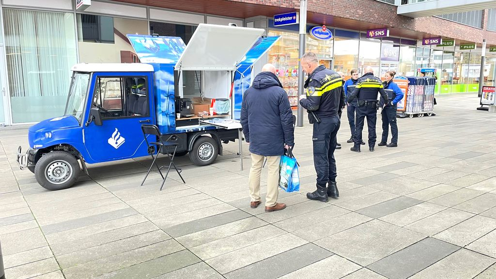 Politie in Velp. Foto: Martin Slijper