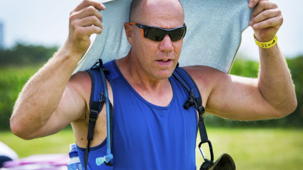 Een wandelaar zoekt verkoeling tijdens een eerdere editie van de 4Daagse. Foto: ANP