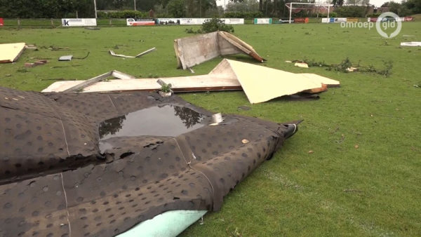 De ravage bij SC Rheden daags na de tornado. Foto: archief Omroep Gelderland