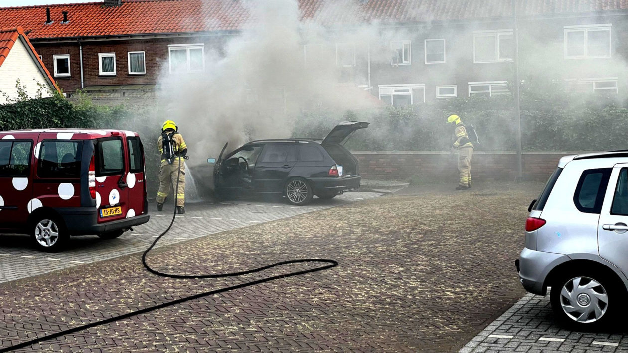 Autobrand op parkeerplaats in Velp. Foto: Martin Slijper