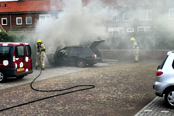 Autobrand op parkeerplaats in Velp. Foto: Martin Slijper