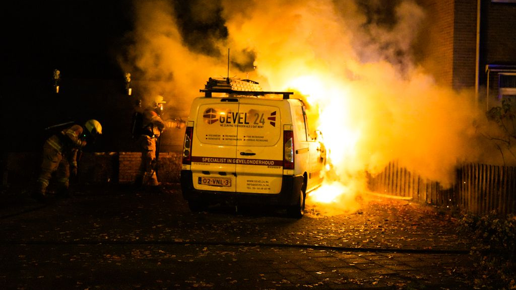Bedrijfsbus verwoest door brand in Rheden. Foto: Sebastiaan Kleijn/ Persbureau Heitink