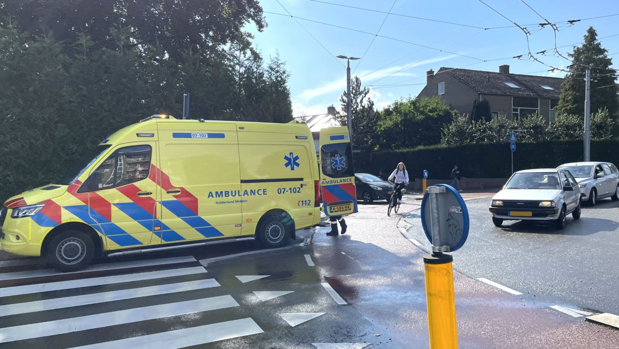 Drie ongelukken achter elkaar op rotonde Arnhemsestraatweg in Velp. Foto: Martin Slijper