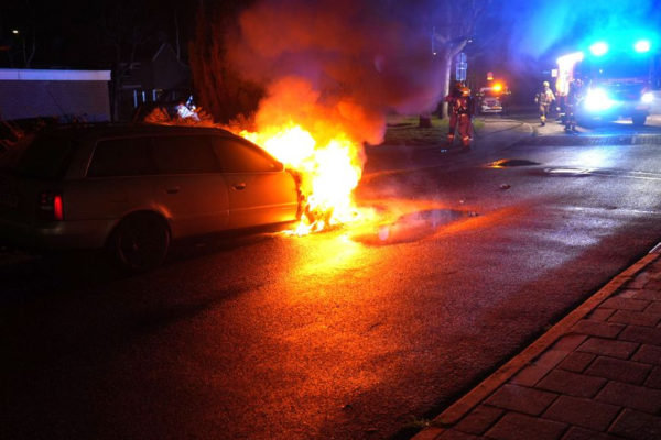 Brand verwoest auto in Velp. Foto: Sebastiaan Kleijn / Persbureau Heitink