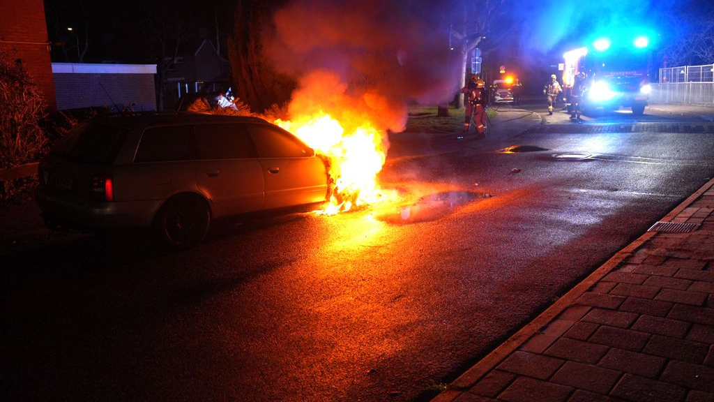 Brand verwoest auto in Velp. Foto: Sebastiaan Kleijn / Persbureau Heitink