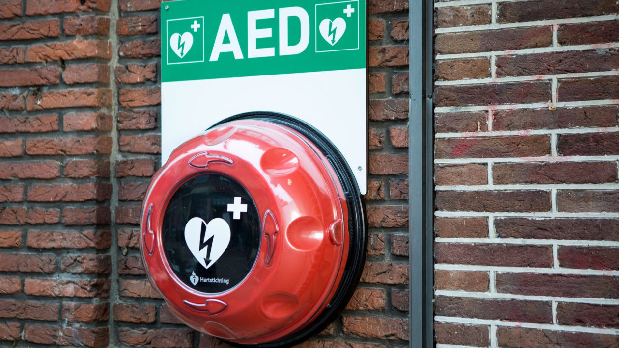 AED met buitenkast. Foto: Hartstichting