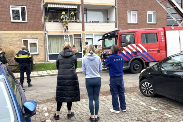 Pannetje op vuur zet woning in Velp vol rook. Foto: Martin Slijper