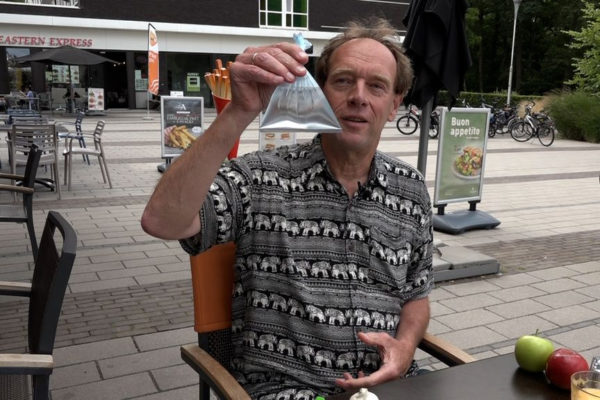 Marcel Dicke houdt een fabel omhoog: een zak water houdt wespen niet weg. Foto: Omroep Gelderland