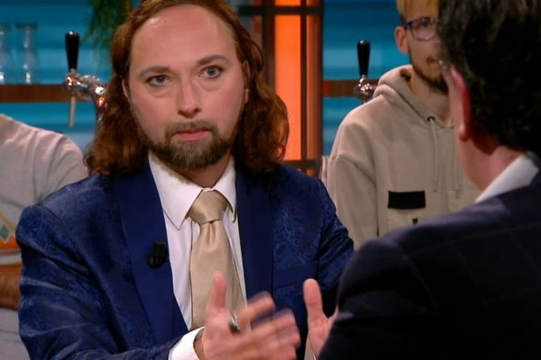 Sebastiaan aan tafel in het tv-programma De Week van Gelderland. Foto: Omroep Gelderland