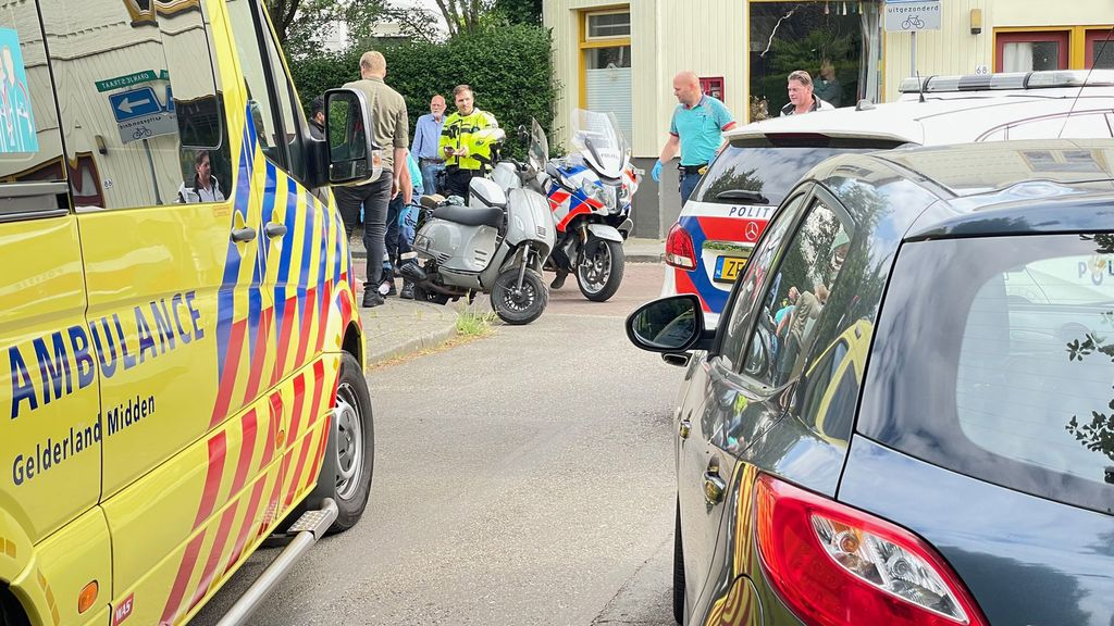 Scooterrijder gewond na botsing met auto. Foto: Martin Slijper