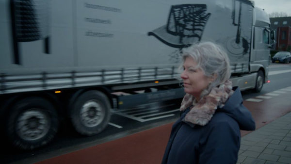 Annette Bienfait van de Belangengroep N786 bij de drukke weg door Loenen. Foto: Omroep Gelderland