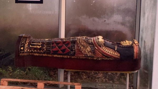 De gevonden sarcofaag in het bushokje. Foto: Julia Kremer